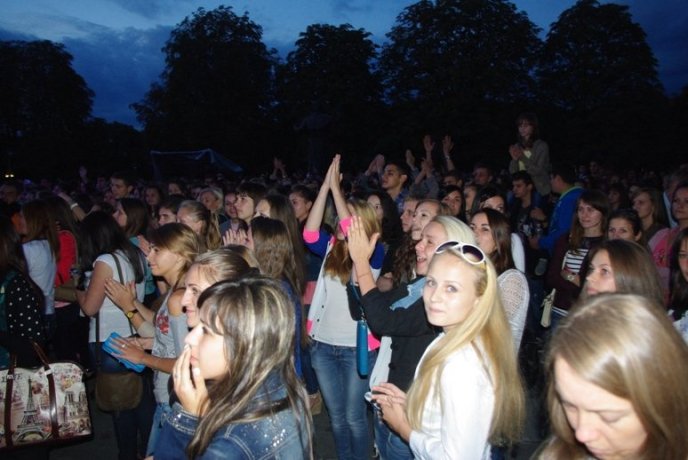 УжНУ з початком нового навчального року вітали Аліна Гросу, "Rock-H" і Степан Гіга (ФОТО) – 11