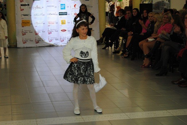 Благодійний показ мод - 2011: все, що залишилось за кадром (ФОТО,ВІДЕО)  – 08