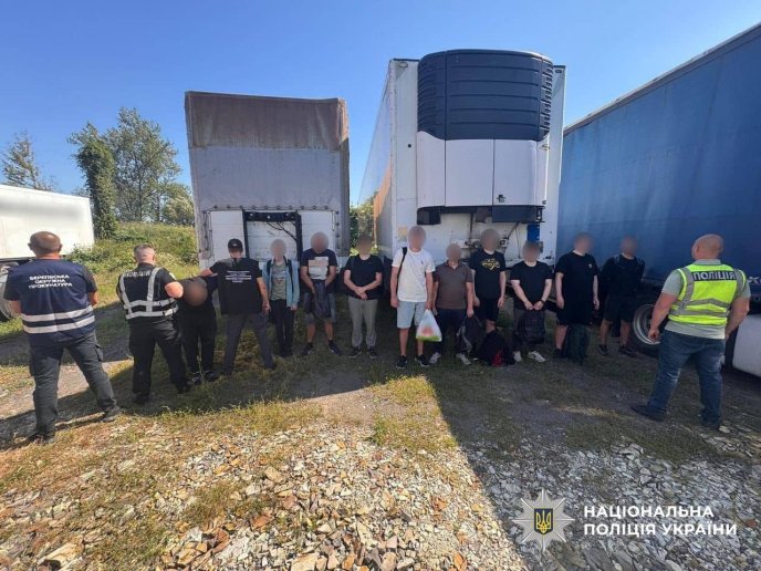Водій «запакував» 9 чоловіків у вантажівку, щоб перевезти їх через кордон – 01 Водій «запакував» 9 чоловіків у вантажівку, щоб перевезти їх через кордон – 01