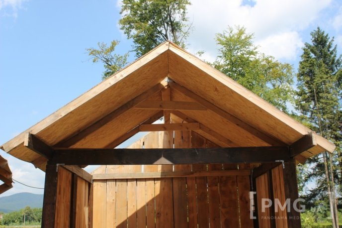 Збудовані до фестивалю "Червене вино" будиночки у парку "Перемога" руйнуються на очах – 05