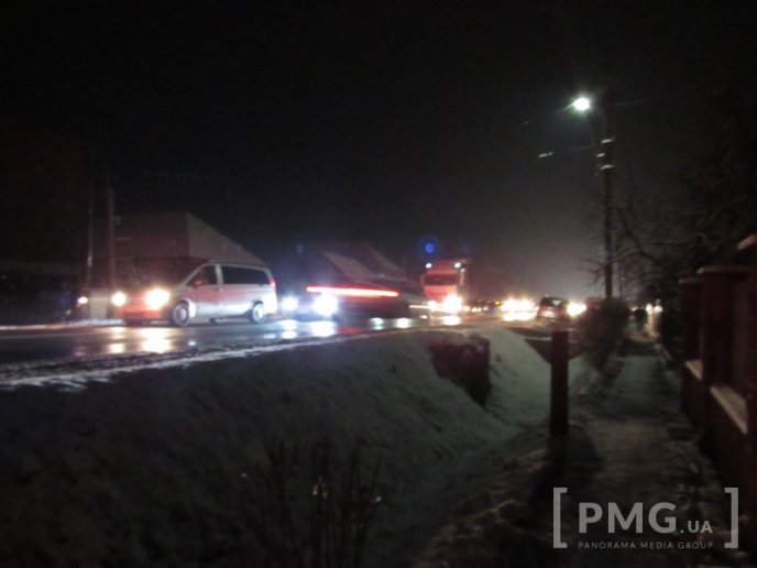 Поблизу Мукачева на трасі "Київ-Чоп" утворилися величезні затори – 02