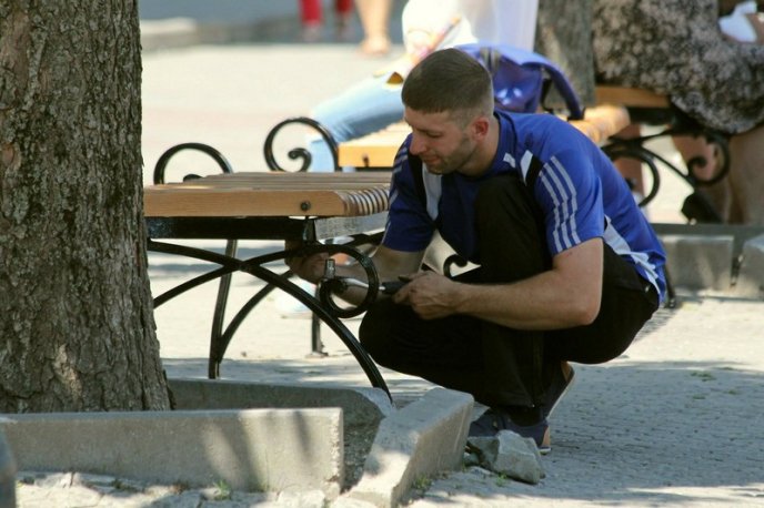 У центрі Мукачева оновлюють лавиці – 01