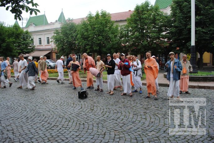 Мукачевом гуляють кришнаїти співаючи та пританцьовуючи (ФОТО, ВІДЕО) – 08