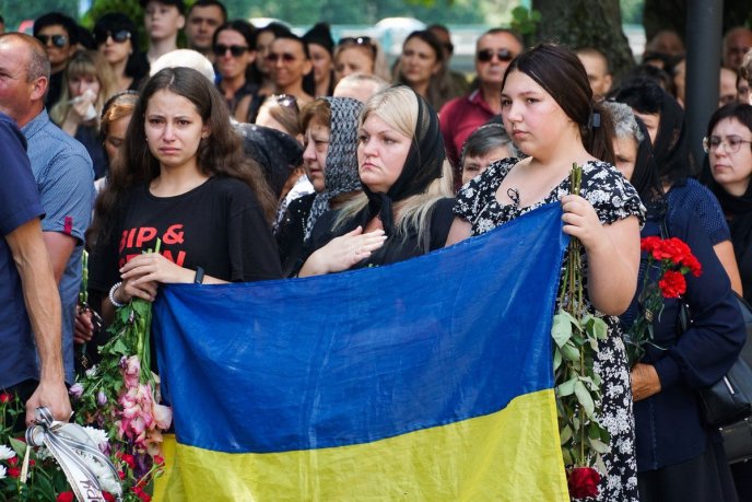 Перед смертю врятував побратимів: Ужгород попрощався із Героєм – 02