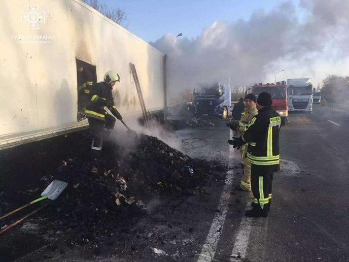 Пошкоджено причіп та 20 тонн вугілля: на трасі Київ-Чоп горіла вантажівка – 02