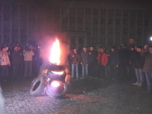 Палять шини: що коїться біля Закарпатської ОДА – 03 Палять шини: що коїться біля Закарпатської ОДА – 03