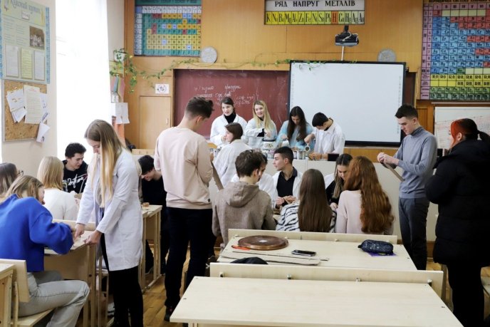 У Лінгвістичній гімназії в Ужгороді учні виготовляють окопні свічки – 01