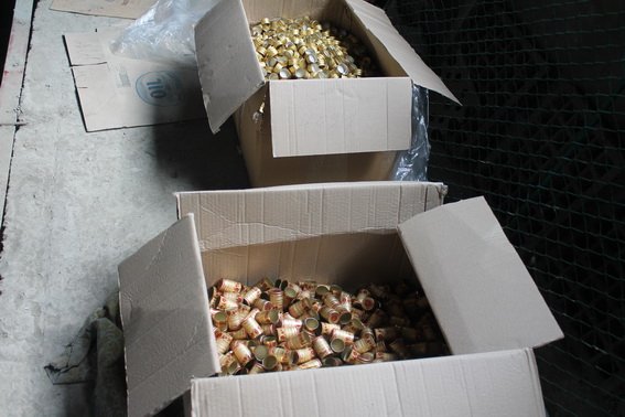 Неподалік Ужгорода поліцейські викрили підпільний цех з розливу фальсифікованого алкоголю – 02