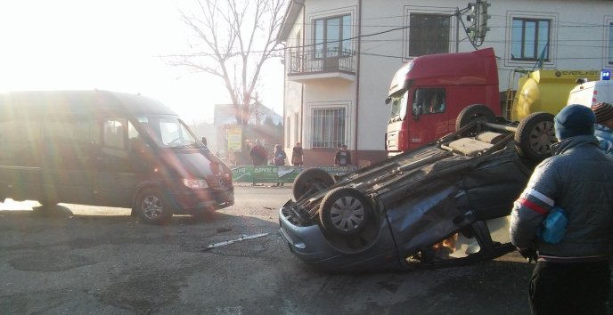 На Тячівщині сталась ДТП: "Daewoo Matiz" зіткнувся після зіткнення з мікроавтобусом "Mercedes" – 01