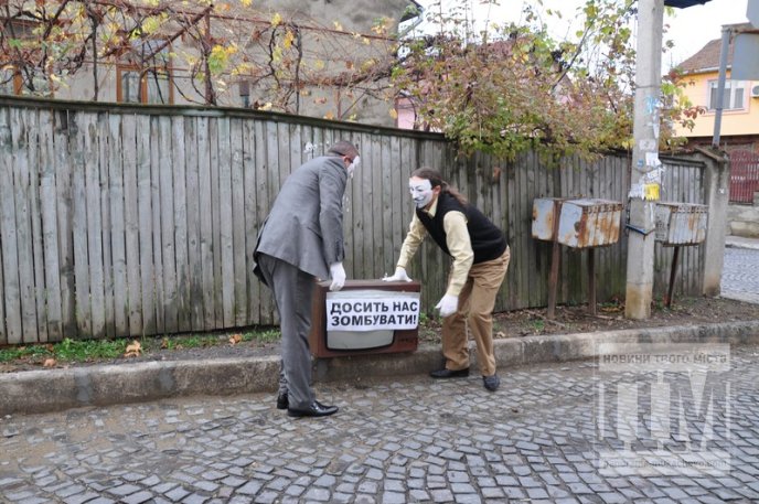 У Мукачеві відбувся соціальний флешмоб, в рамках якого розбили телевізор (ФОТО) – 08
