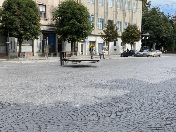 В центрі Мукачева триває підготовка до параду випускників – 04