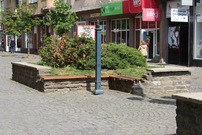 У центрі Мукачева комунальники оновлюють лавки – 07