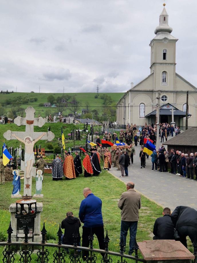 У Рахівському районі провели в останню путь військового – 02 У селищі Ясіня поховали Героя