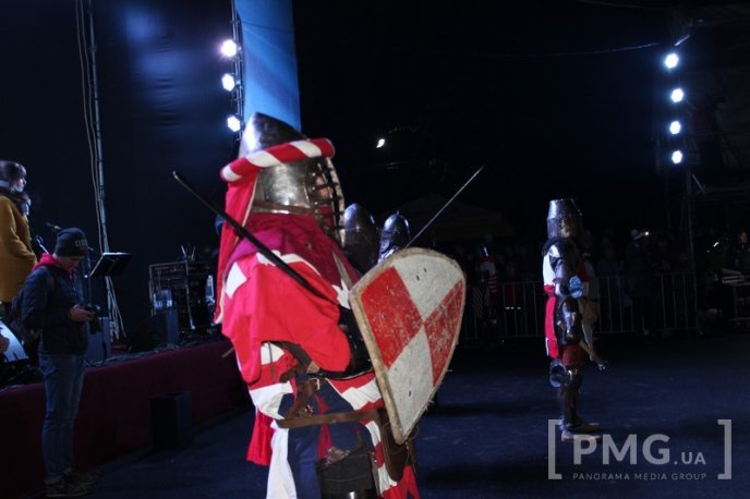 Яскраве святкування Дня святого Мартина у Мукачеві: парад ліхтариків, лицарські бої та вогняне шоу – 90 Яскраве святкування Дня святого Мартина у Мукачеві: парад ліхтариків, лицарські бої та вогняне шоу – 90