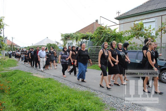 Клячаново у жалобі: односельчани прощались з Героєм, який загинув у зоні АТО (ФОТОРЕПОРТАЖ) – 11