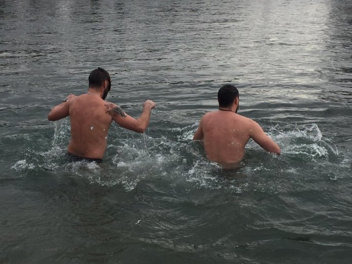 Як у Мукачеві воду освячували та занурювалися в Латорицю – 08