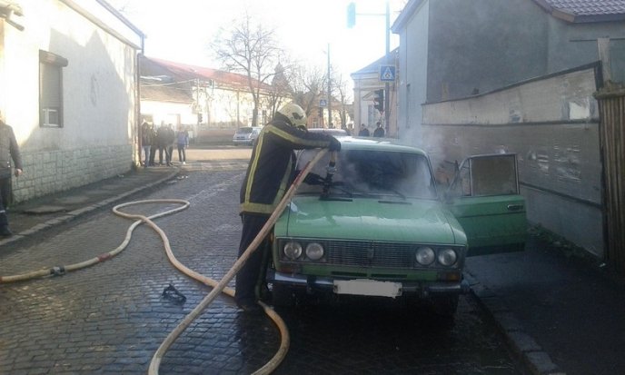 У Берегові посеред вулиці горіла машина – 01