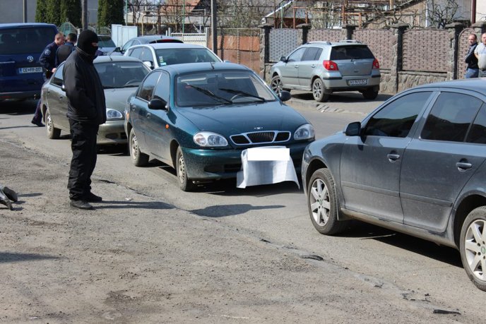 У Мукачеві в мікрорайоні "Паланок" спецпризначенці затримали двох міліціонерів-хабарників (ФОТО) – 05 У Мукачеві в мікрорайоні "Паланок" спецпризначенці затримали двох міліціонерів-хабарників (ФОТО) – 05