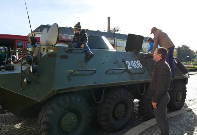 Біля Закарпатської ОДА з’явилась військова техніка – 16