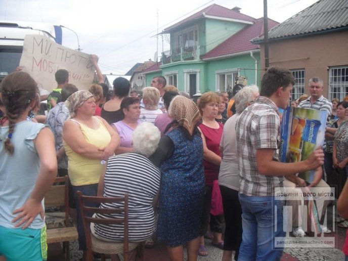 Минуло 24 години від початку блокування дороги у Ракошині, люди не відступають від свого (ФОТО) – 08