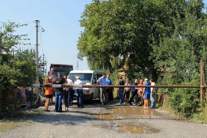 На Виноградівщині селяни перекрили дорогу – 04