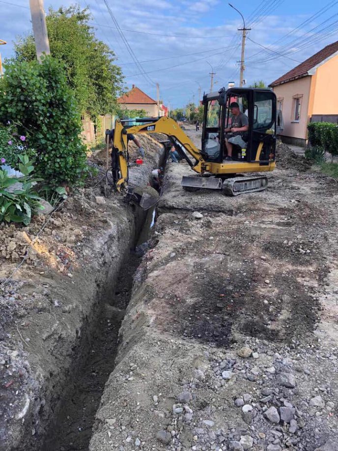 На одній із вулиць Мукачева встановлюють водопровід – 01