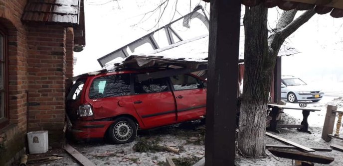 На трасі "Київ-Чоп" сталась ДТП: внаслідок зіткнення автівку відкинуло в будівлю кафе – 04