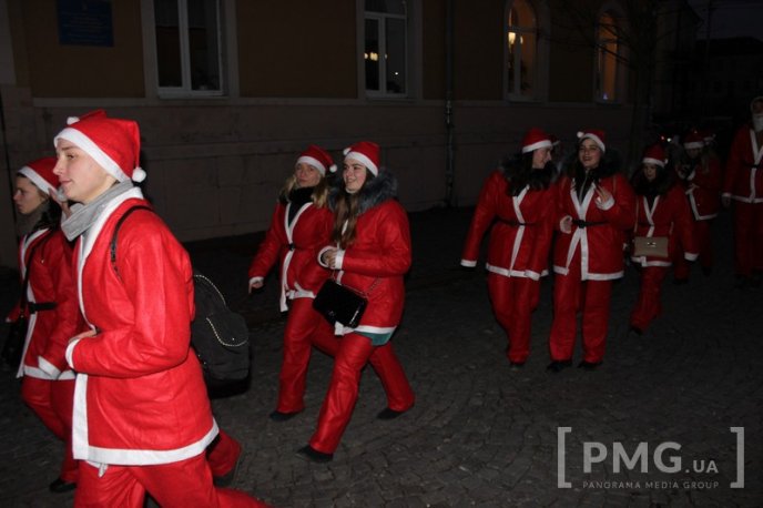 У Мукачеві засяяли вогні головної новорічної ялинки міста – 02