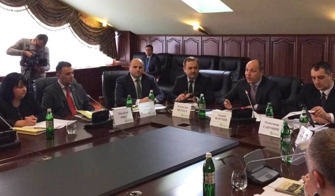 Голова Закарпатської облради разом з трьома керівниками областей у присутності спікера ВРУ підписали звернення до уряду – 01