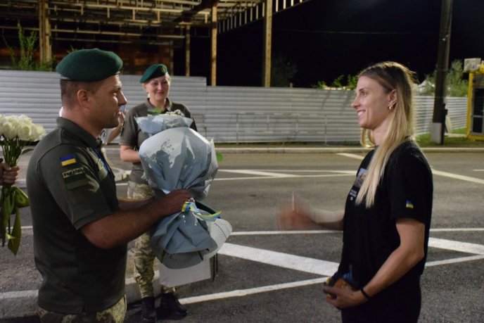 Приїхала на КПП: вночі на Закарпатті зустрічали олімпійську чемпіонку Ольгу Харлан – 01
