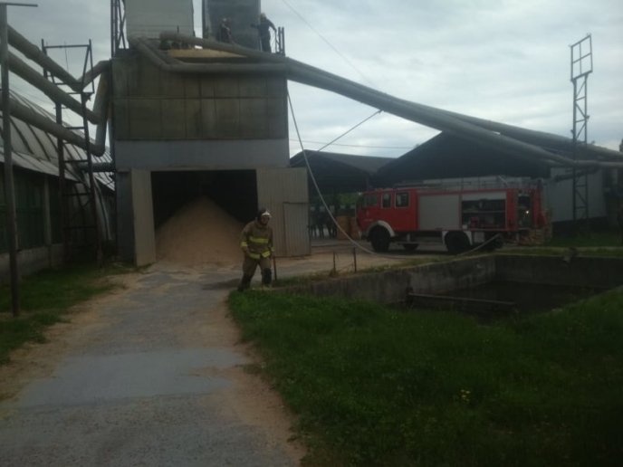 Рятувальники ліквідували пожежу на підприємстві – 03 Рятувальники ліквідували пожежу на підприємстві – 03