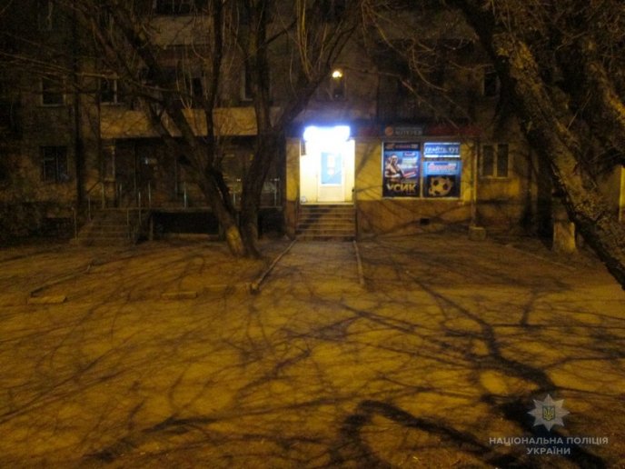 В Ужгороді на проспекті Свободи троє осіб із ножем напали на чоловіка – 01