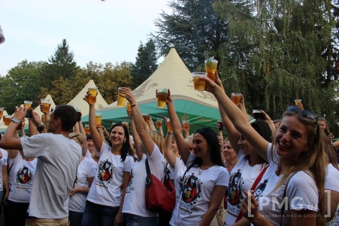 У Мукачеві фестиваль "Варишське пиво" відкрили флешмобом – 05