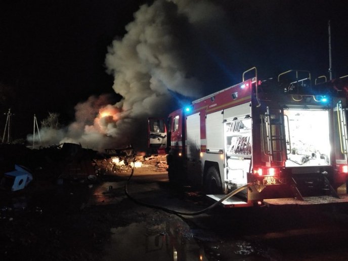 Рятувальники оприлюднили фото нічної пожежі у Хусті – 02