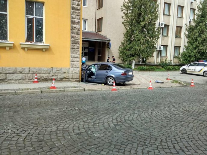У Мукачеві іномарка "BMW" в’їхала у Будинок культури: є потерпіла – 04