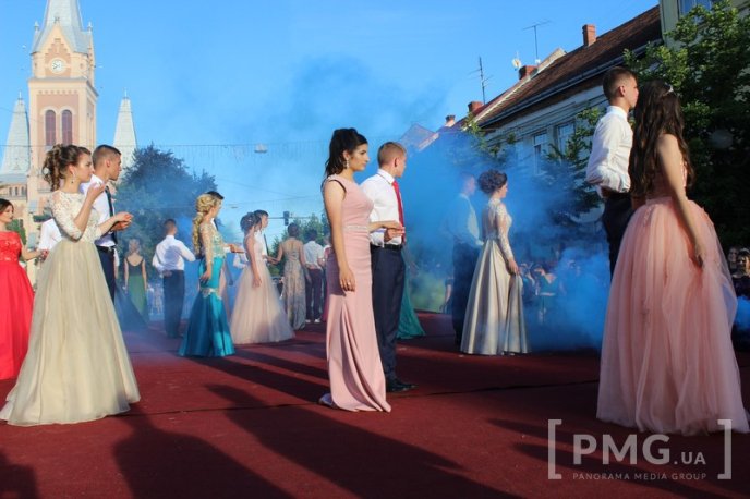 Мукачівські випускники станцювали прощальний вальс у центрі міста – 30