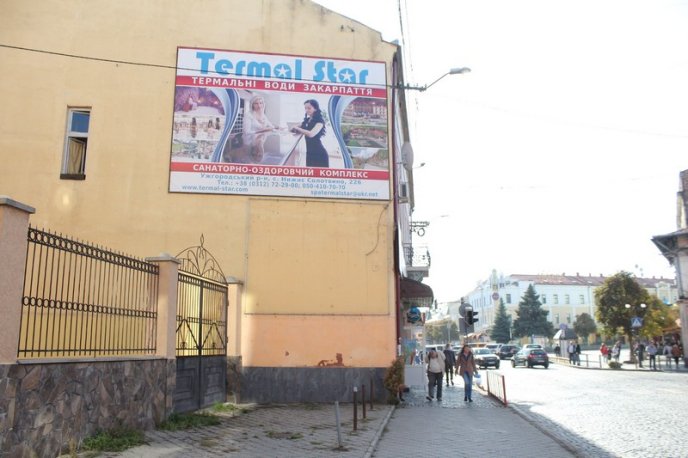 У Мукачеві демонтують 16 об’єктів зовнішньої реклами – 04