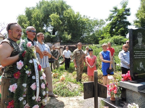 У річницю з Дня смерті бійця АТО Роланда Поповича у Берегові провели панахиду – 04