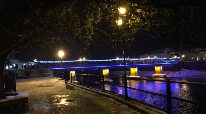 Пішохідний міст в Ужгороді засяяв новою святковою ілюмінацією – 03