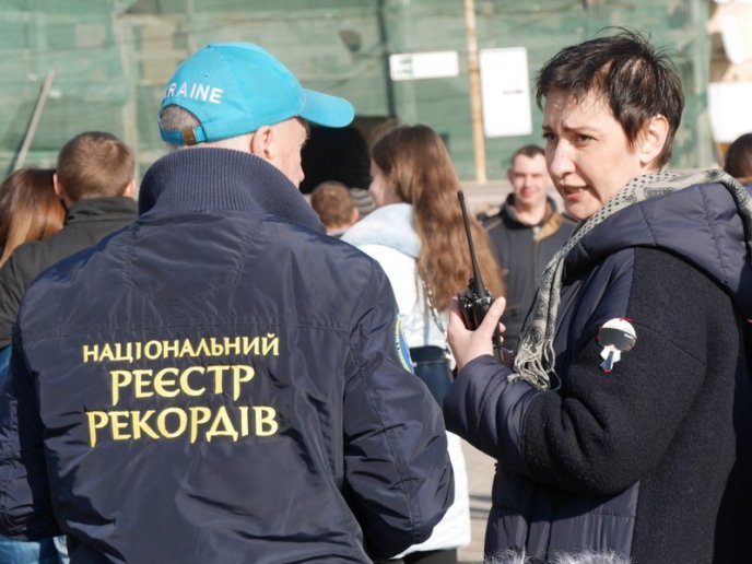 В Ужгороді зафіксували новий рекорд із наймасовіших обіймів в Україні – 04