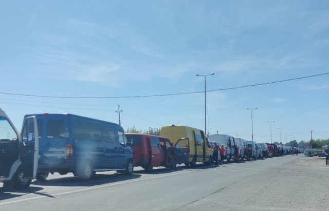 На кордоні із сусідньою країною величезні черги – 02