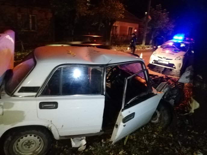 В Ужгороді сталася моторошна аварія: авто врізалось в дерево – 11