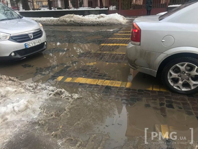 Відлига у Мукачеві: вулиці міста перетворилися на суцільні калюжі – 05