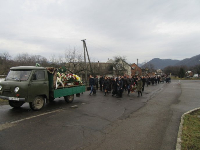 На Хустщині провели в останню путь священика, який загинув у ДТП під Житомиром – 12