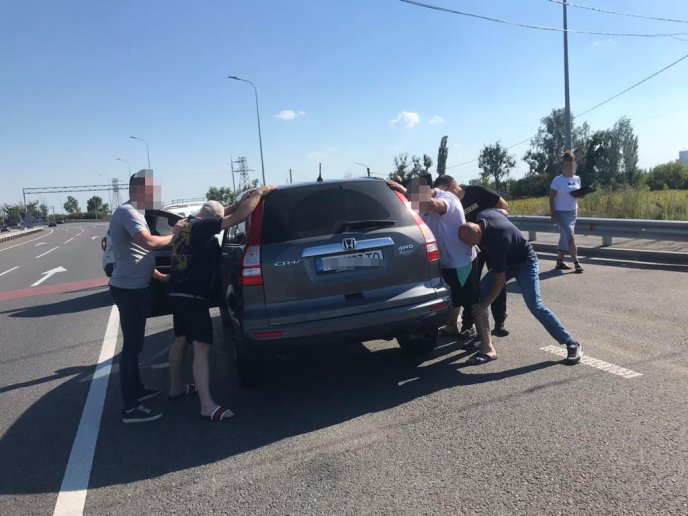 Чоловіків привозили у Мукачево: поліція затримала злочинне угруповання – 04