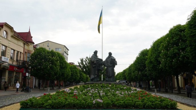 Бегонії, петунії, пеларгонії: у центрі Мукачева облаштували квітучі клумби – 01 Бегонії, петунії, пеларгонії: у центрі Мукачева облаштували квітучі клумби – 01