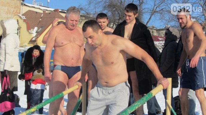 Сотні жителів обласного центру прийшли на берег річки Уж, аби освятити воду – 02