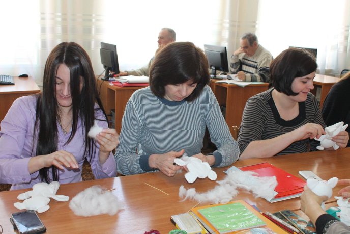 У Закарпатській обласній бібліотеці відбувся майстер-клас з виготовлення іграшок-валентинок – 10