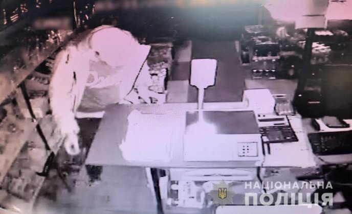На Закарпатті вночі обкрадали магазини – 02