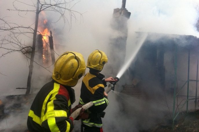 У Виноградові вщент згорів садовий будинок – 01